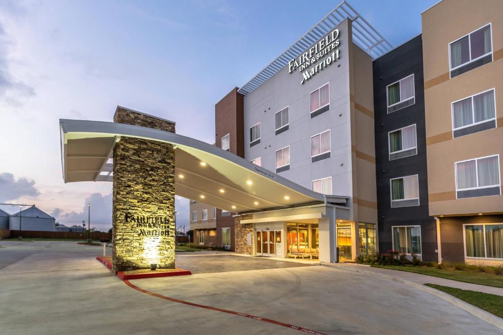 貝城的住宿－Fairfield Inn & Suites by Marriott Bay City, Texas，酒店前方的 ⁇ 染