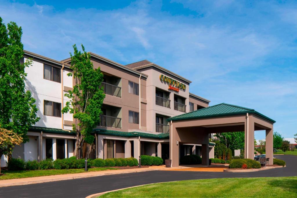 a rendering of a hotel with a parking garage at Courtyard St. Louis Airport/Earth City in Bridgeton