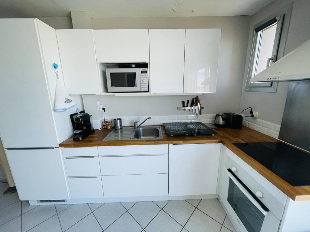 Kuchyňa alebo kuchynka v ubytovaní Bel appartement central avec wifi au Cap d'Agde - FR-1-723-65