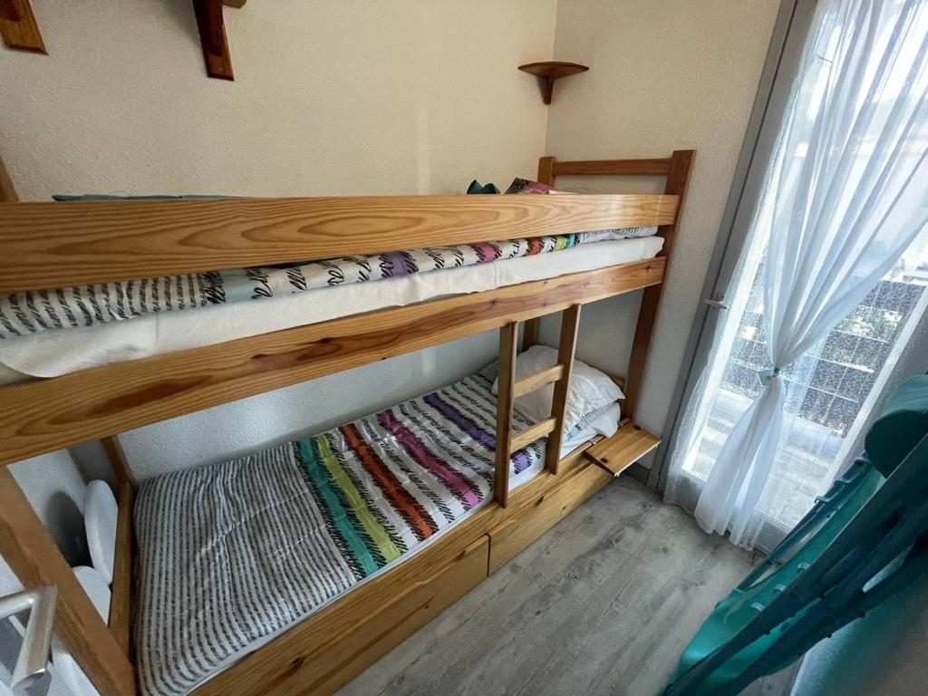 Posteľ alebo postele v izbe v ubytovaní Appartement calme avec piscine, pinède, parking, 5 pers, Cap d'Agde - FR-1-723-85