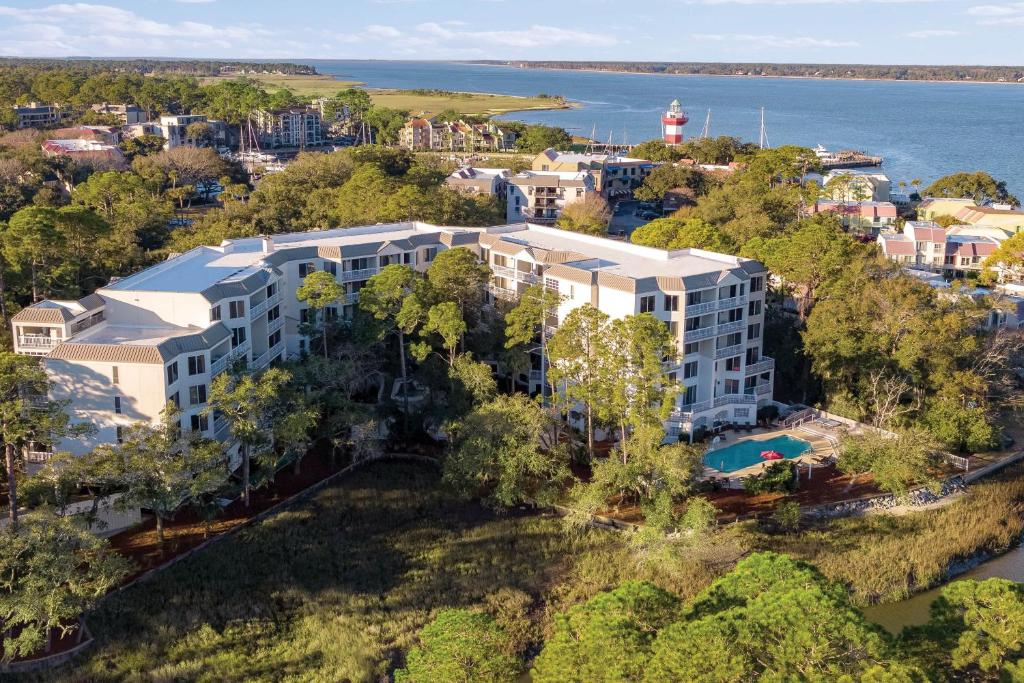 uma vista aérea de um grande edifício de apartamentos branco em Marriott's Harbour Club em Hilton Head Island