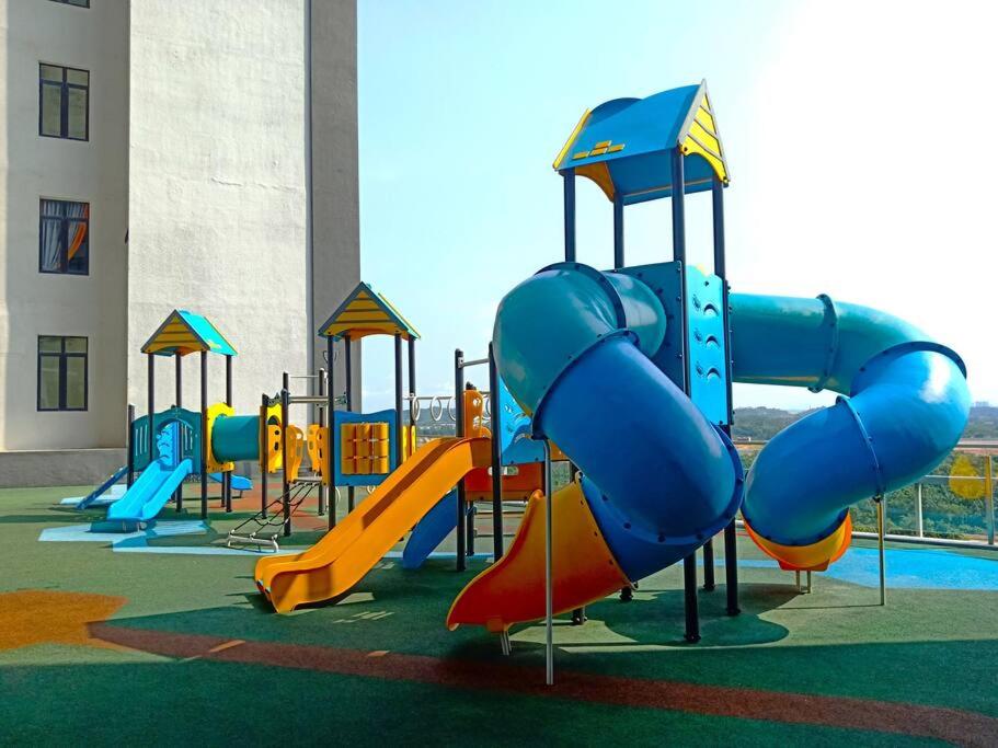 La alberca dentro o cerca de Walk to Legoland * D'Pristine * 2BR Lake View #6