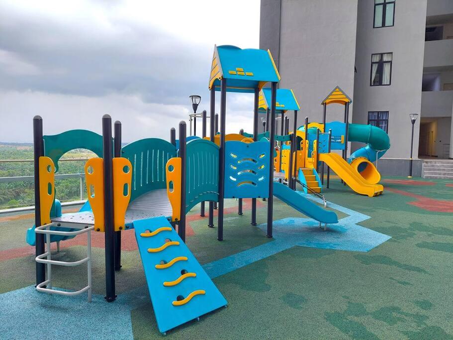 Zona de juegos infantil en Walk to Legoland * D'Pristine * 2BR Lake View #6