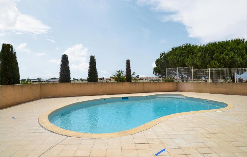basen na patio z ogrodzeniem i drzewami w obiekcie 3 Bedroom Gorgeous Home In Portiragnes w mieście Portiragnes