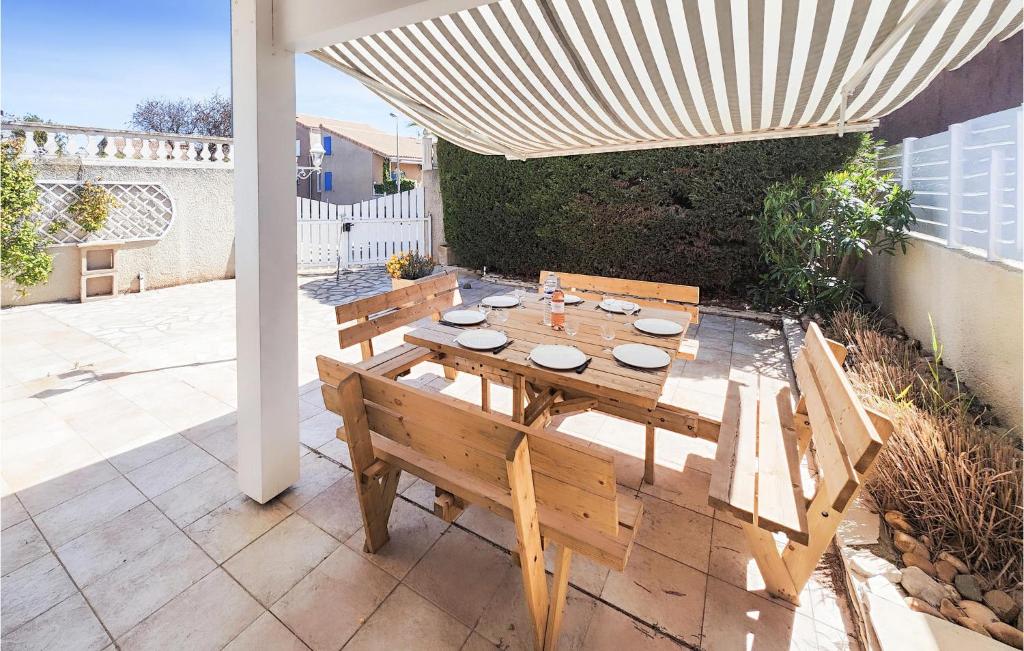 Balkon lub taras w obiekcie 3 Bedroom Gorgeous Home In Portiragnes