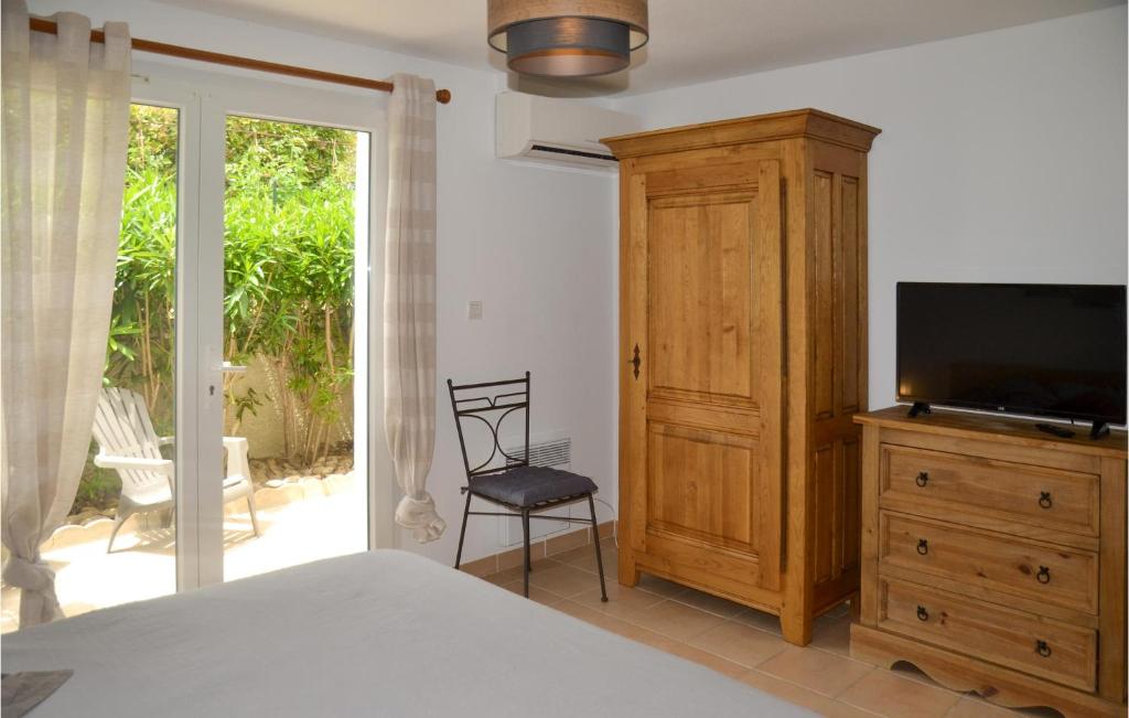 Telewizja i/lub zestaw kina domowego w obiekcie 3 Bedroom Gorgeous Home In Portiragnes