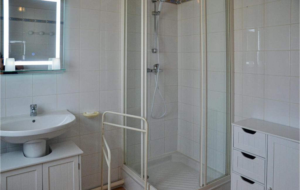 Łazienka w obiekcie 3 Bedroom Gorgeous Home In Portiragnes