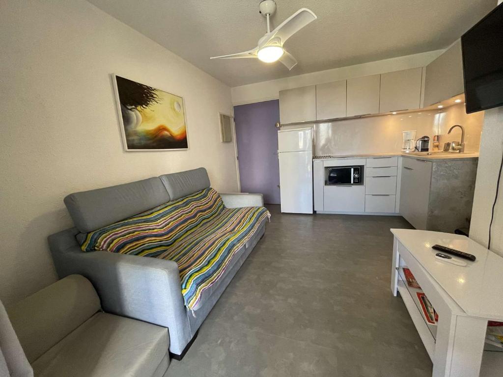 Cette petite chambre comprend un lit et une cuisine. dans l'établissement Appartement 2 pièces avec loggia et piscine à 100m de la plage - Le Grau-du-Roi - FR-1-250-250, au Grau-du-Roi