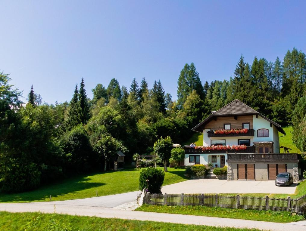 a house on a hill with a driveway at Gästehaus Macheiner in Mariapfarr