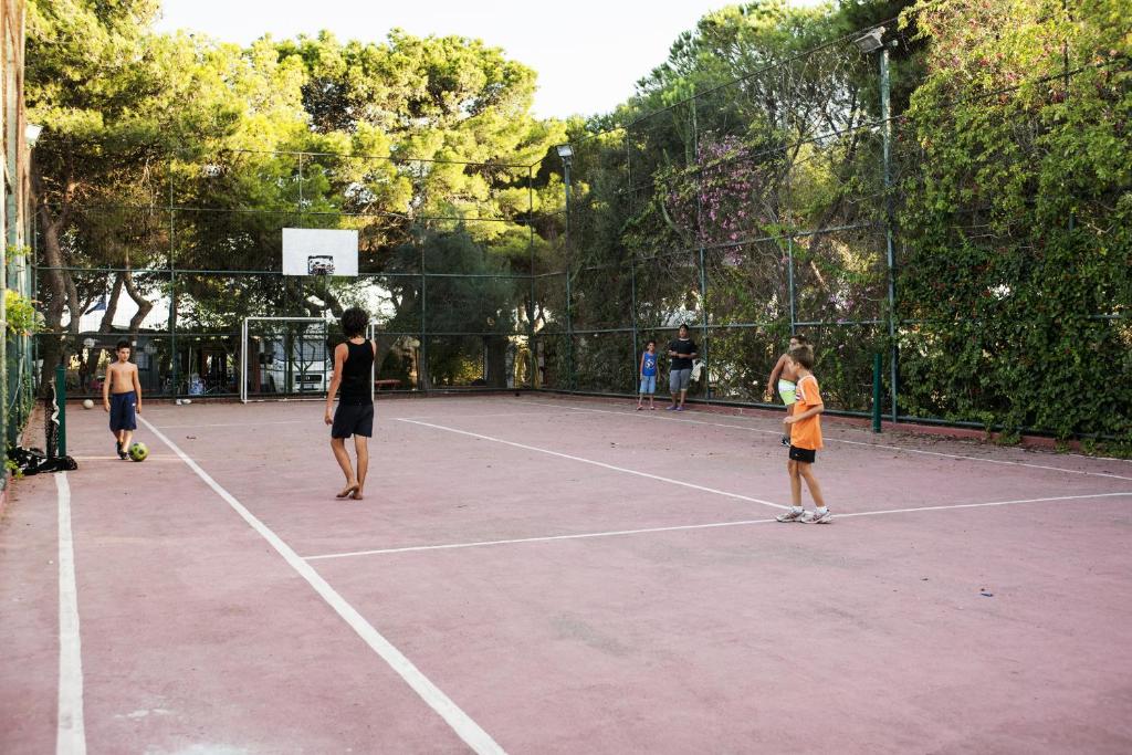 Tenis a/nebo squash v ubytování Forte Village nebo okolí