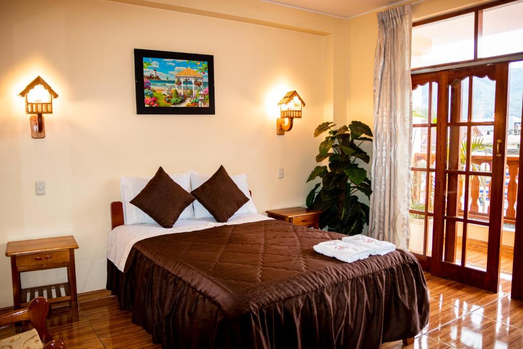 1 dormitorio con 1 cama en una habitación en Hospedaje Chimy, en Oxapampa