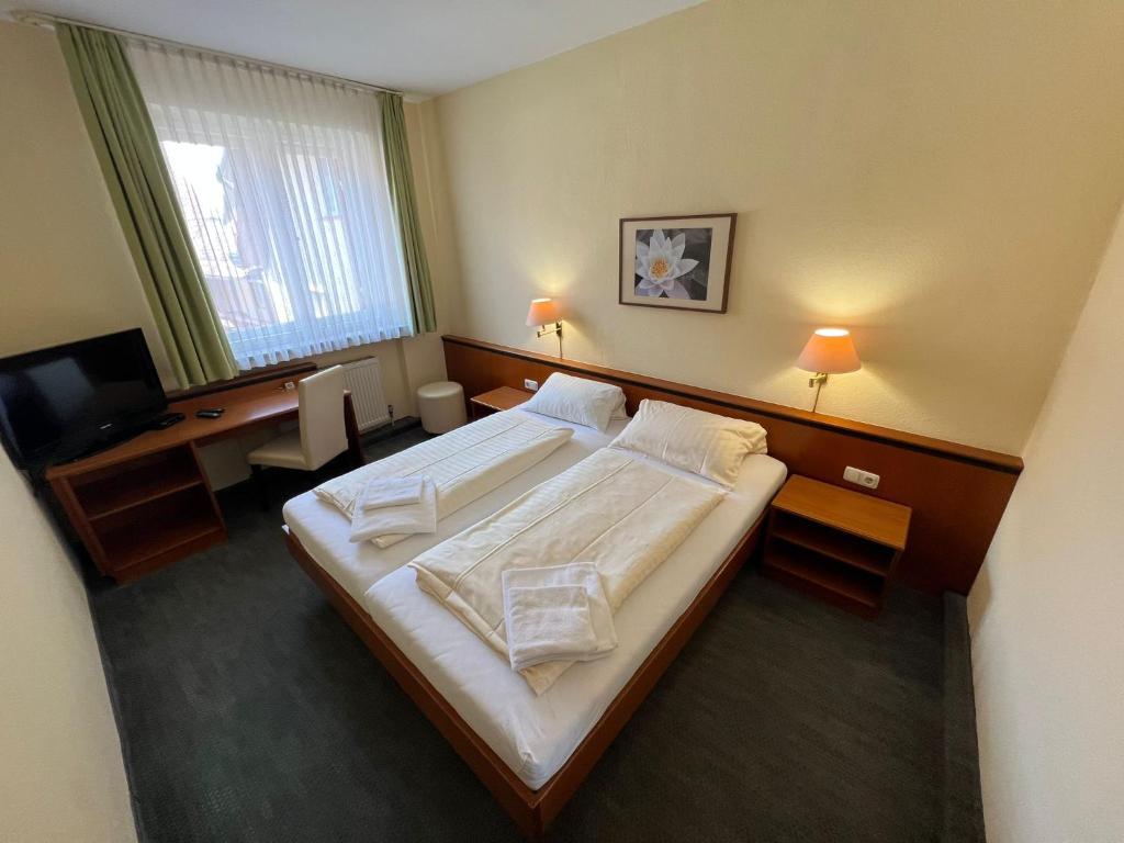Postel nebo postele na pokoji v ubytování Hotel-Gasthof Postbräu Dingolfing