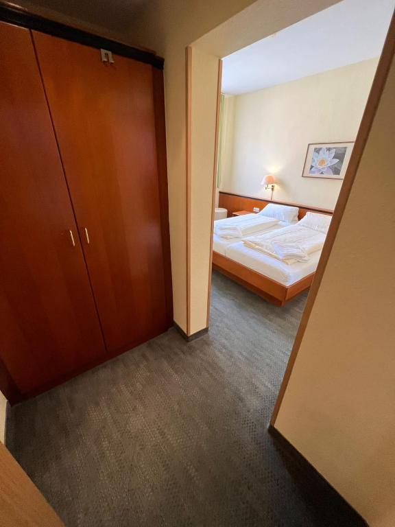 Postel nebo postele na pokoji v ubytování Hotel-Gasthof Postbräu Dingolfing