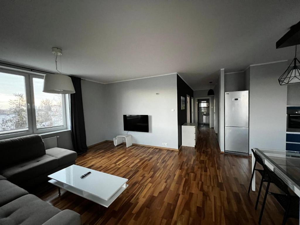 uma sala de estar com um sofá e uma mesa em Do Gdyni Exclusive em Gdynia
