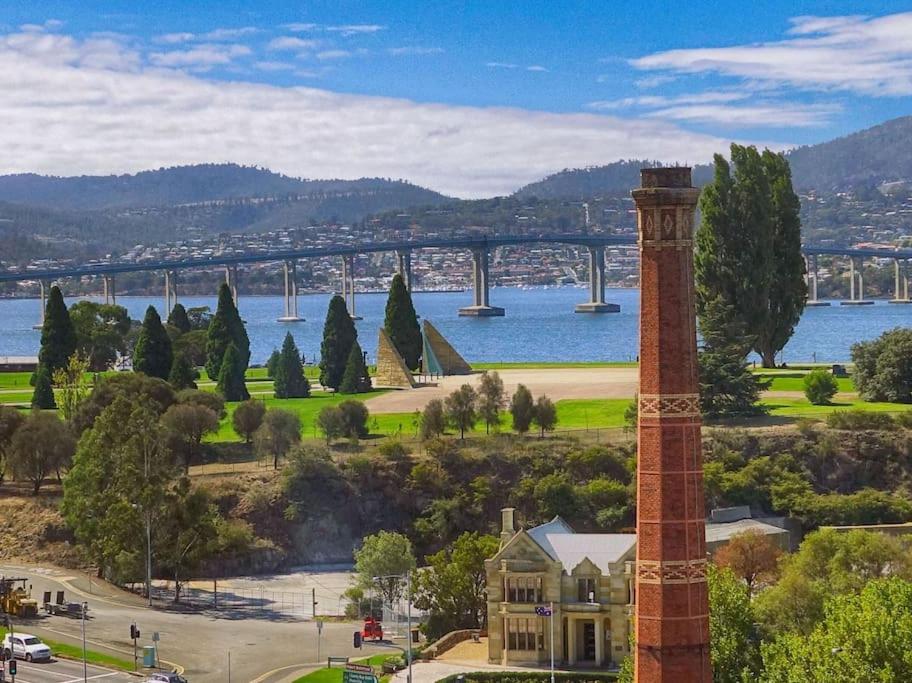 widok na most nad wodą w obiekcie Hobart CBD Premium Apartment, 3 mins to waterfront w mieście Hobart