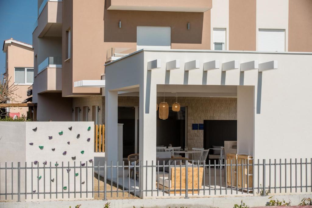 a house with a fence in front of it at B&B Vila Sabbia in Lopar