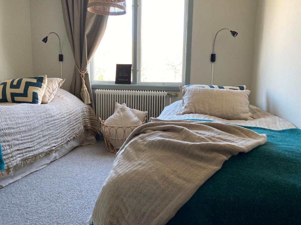 Postel nebo postele na pokoji v ubytování Mollösunds Wärdshus
