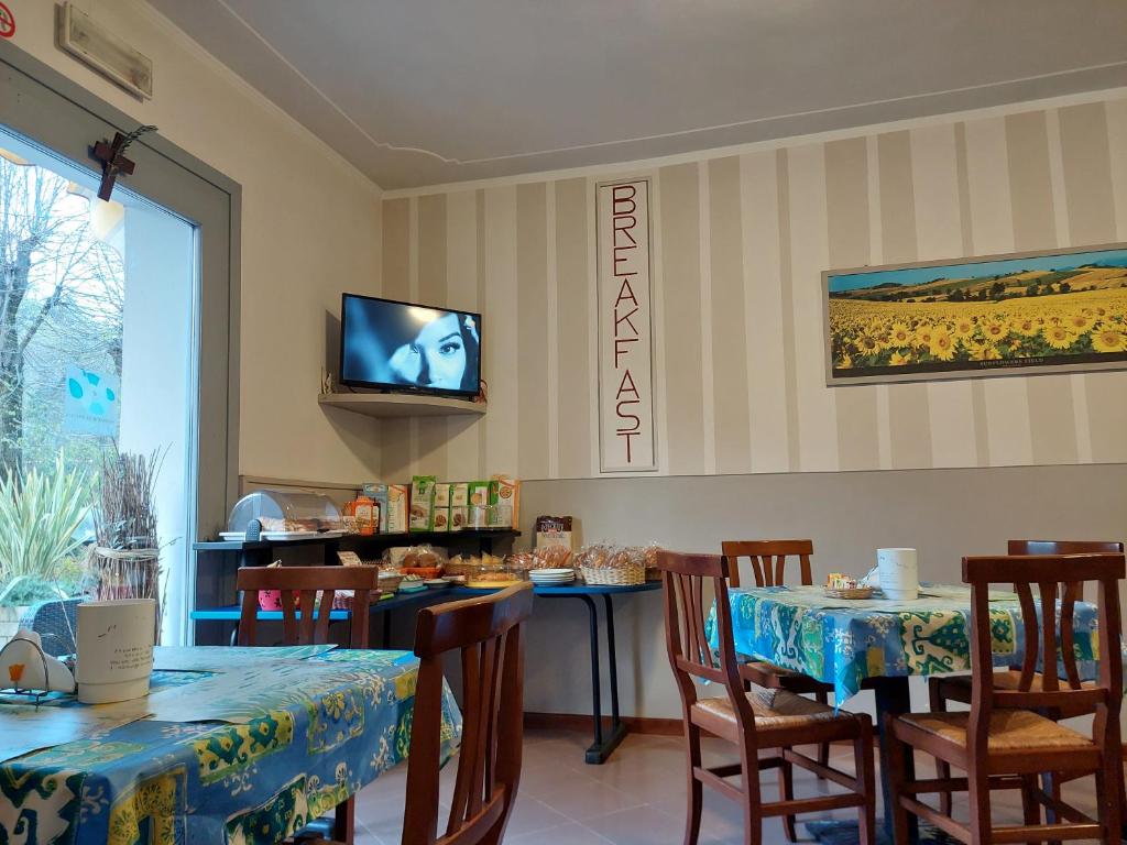 TV a/nebo společenská místnost v ubytování Hotel La Passeggiata