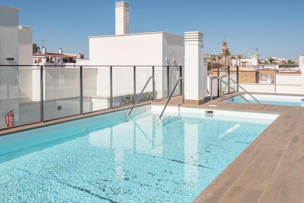 una piscina en la azotea de un edificio en Modern with swimming pool- 2Bd 2Bth- Triana en Sevilla