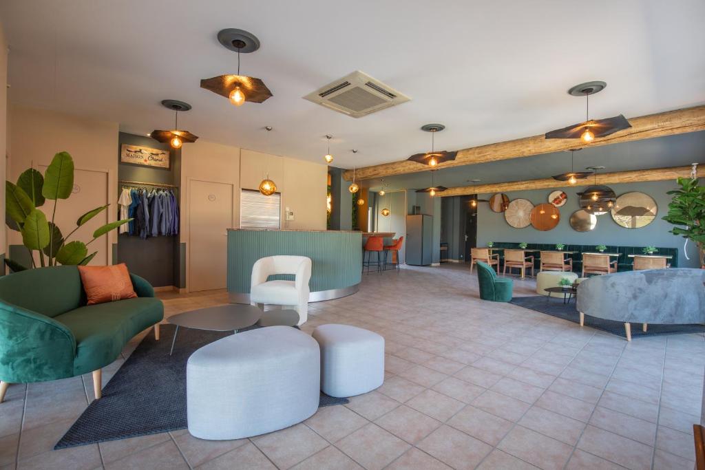 Posezení v ubytování Hôtel La Perna