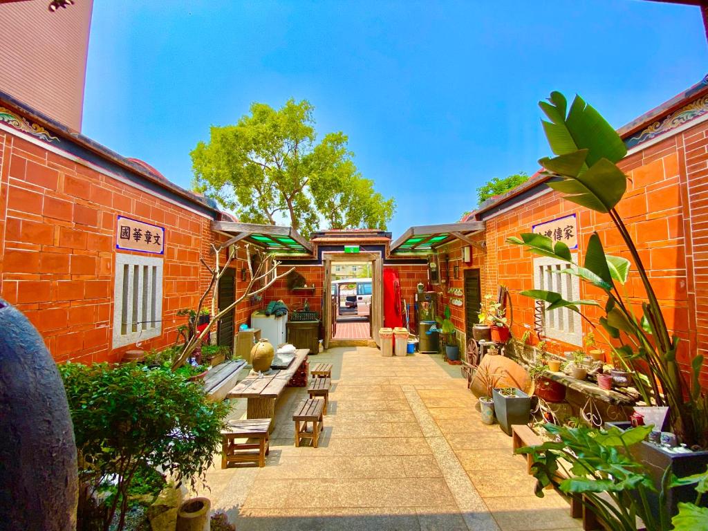 an alley with benches and plants in a building at 彼岸古厝民宿-包棟優先--Biiann B&B in Jinning