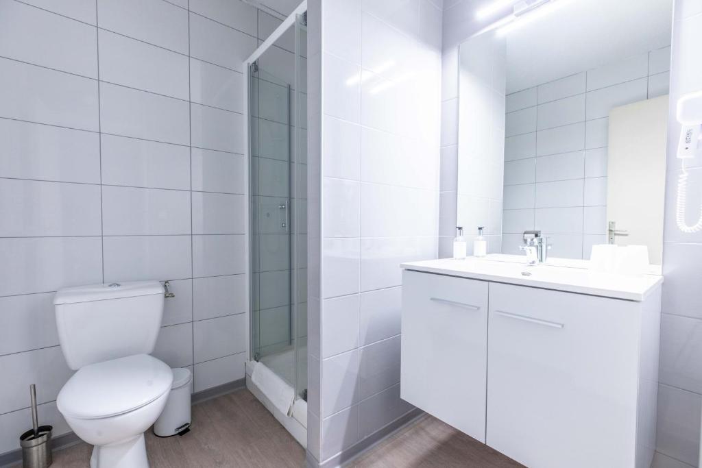 Koupelna v ubytování CIT'HÔTEL LE DAV Clermont-Ferrand Centre
