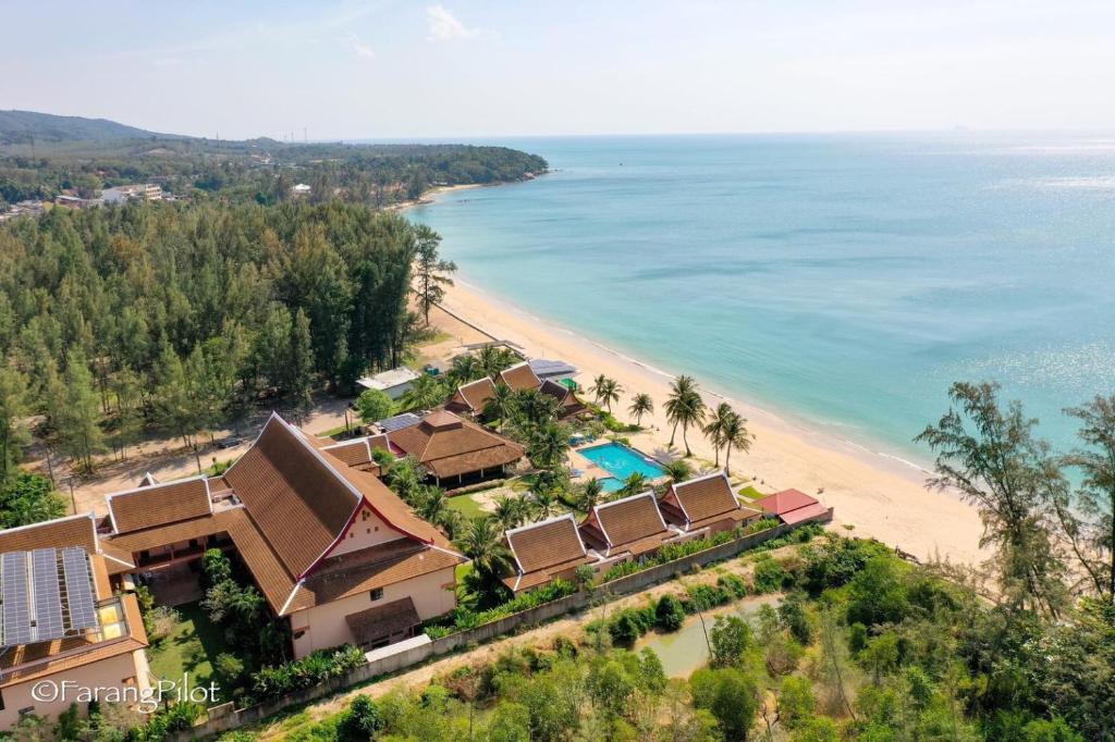 eine Luftaufnahme eines Strandes mit einem Resort in der Unterkunft Lanta Casuarina Beach Resort - SHA Plus in Ko Lanta
