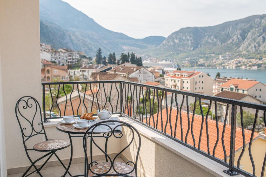 Enyana Luxury Suites - 9