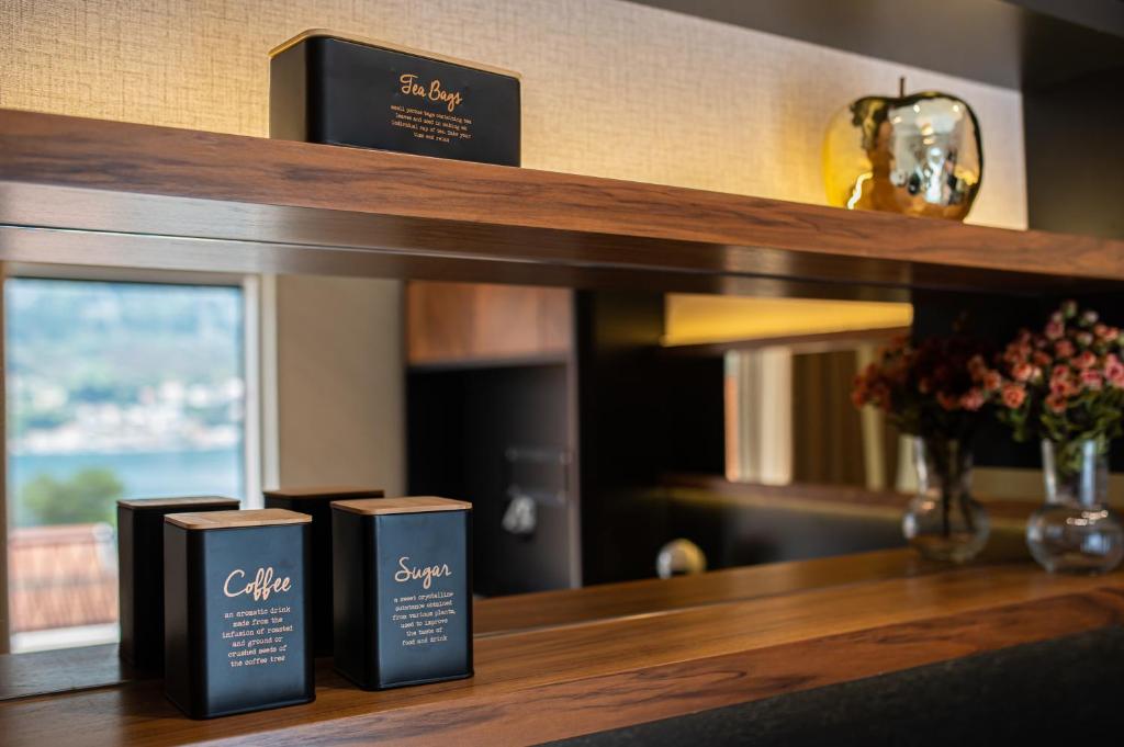 Enyana Luxury Suites - 12