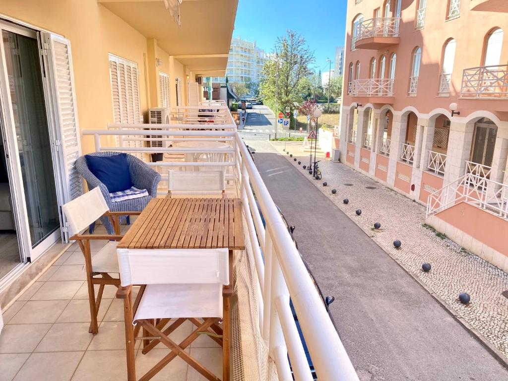 einen Balkon mit Tischen und Stühlen auf einem Gebäude in der Unterkunft Vilamoura Central 2 Bedroom Apartment in Vilamoura
