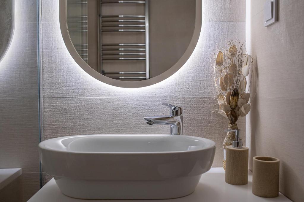 Enyana Luxury Suites - 13