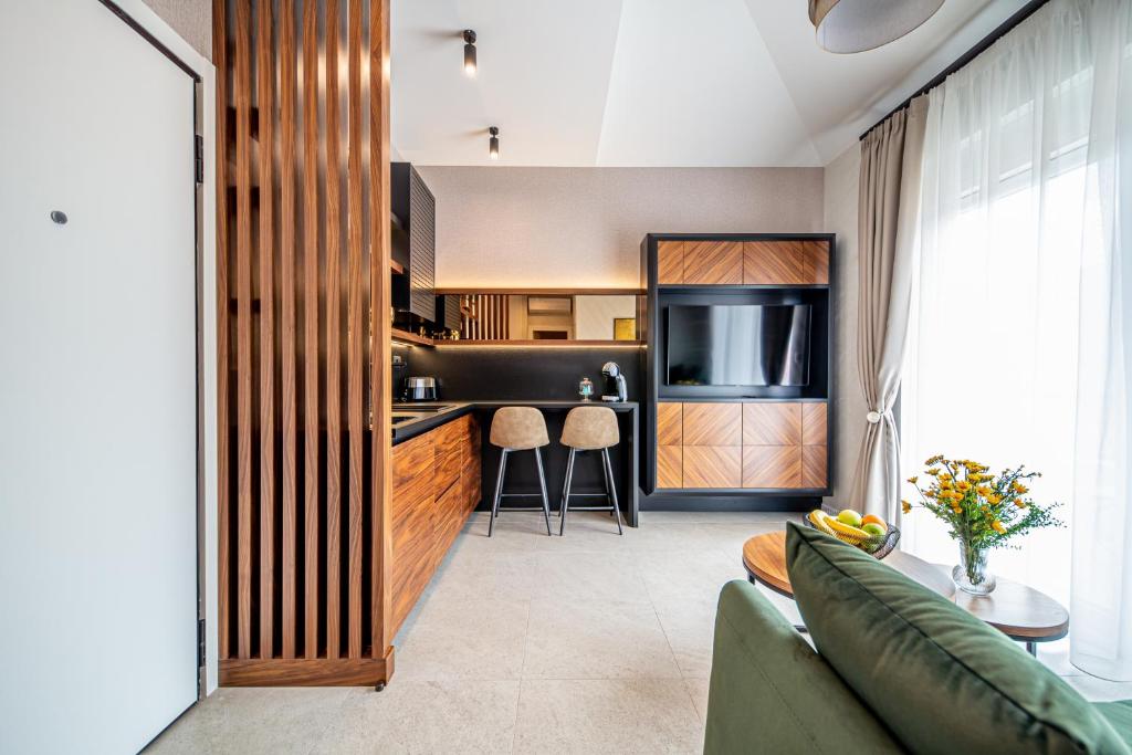 Enyana Luxury Suites - 8