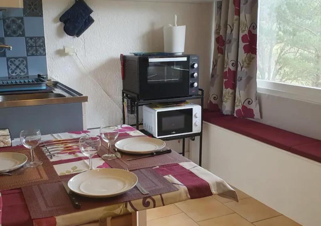 Kuchyňa alebo kuchynka v ubytovaní Studio agréable et lumineux
