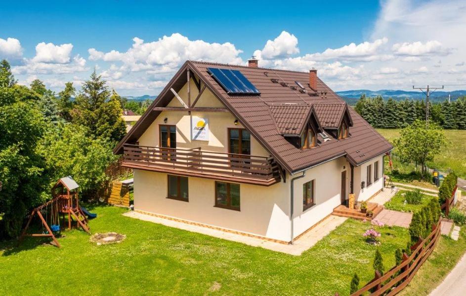 卡爾帕奇的住宿－Pogodne Siedlisko Karpacz，屋顶上设有太阳能电池板的房子