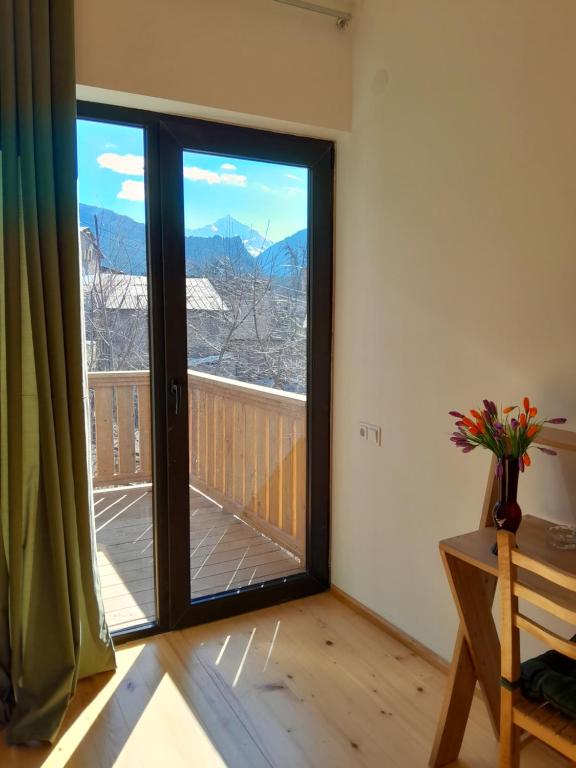 Nespecifikovaný výhled na hory nebo výhled na hory při pohledu z hotelu