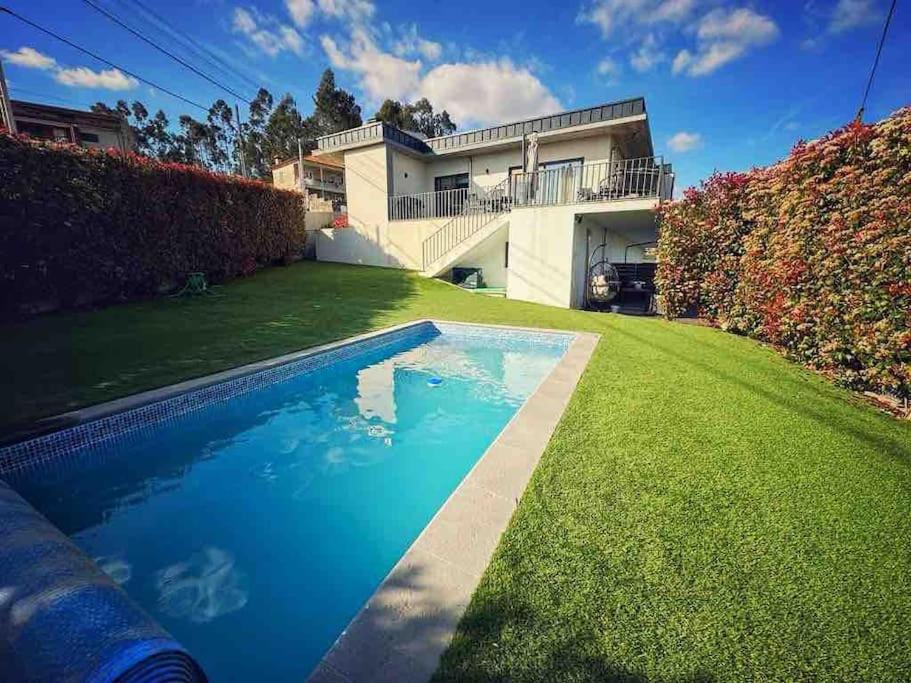 una piscina en el patio de una casa en Magnifique Villa avec piscine, 