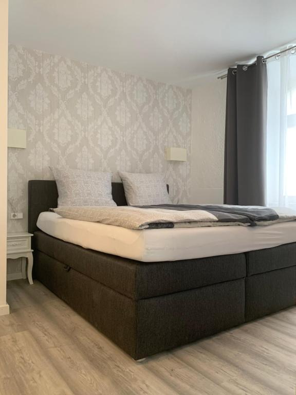 Postel nebo postele na pokoji v ubytování Hotel-Pension Adler Untertürkheim