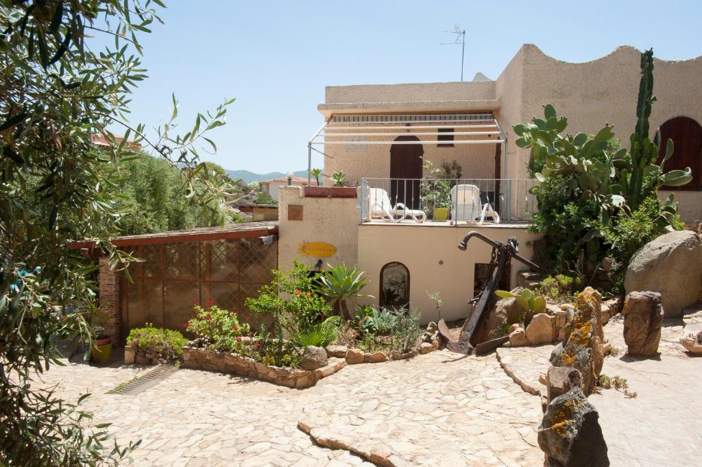 ein Haus mit Garten davor in der Unterkunft Hotel Villa Belfiori in Torre Dei Corsari