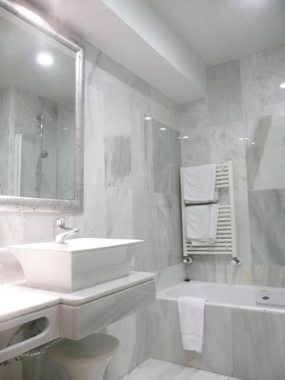 A bathroom at Los Angeles Hotel & Spa