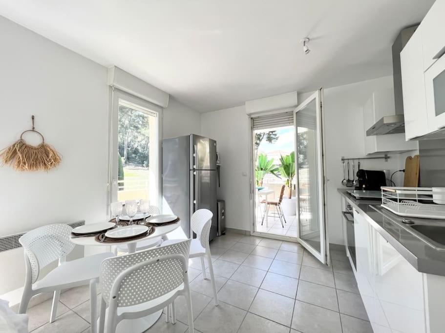 Kuchyňa alebo kuchynka v ubytovaní Paisible appartement avec piscine