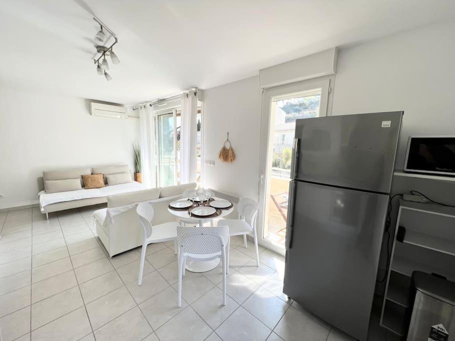 Kuchyňa alebo kuchynka v ubytovaní Paisible appartement avec piscine
