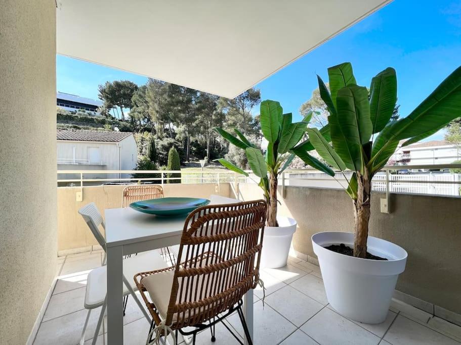 Balkón alebo terasa v ubytovaní Paisible appartement avec piscine