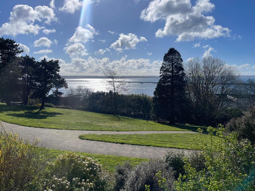 une passerelle traversant un parc avec vue sur l'eau dans l'établissement Brest and Breakfast vue mer, à Brest