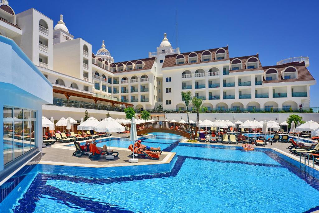 Bazén v ubytování Side Crown Serenity Ultra All Inclusive nebo v jeho okolí