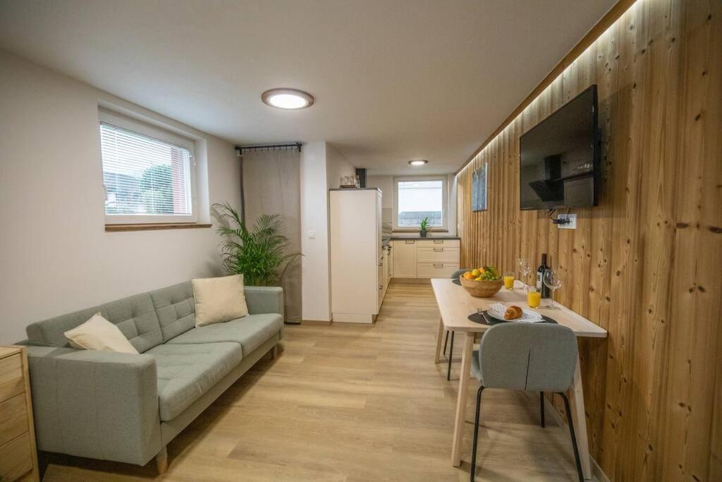 un soggiorno con divano e tavolo di Apartment in Škofja Loka a Škofja Loka