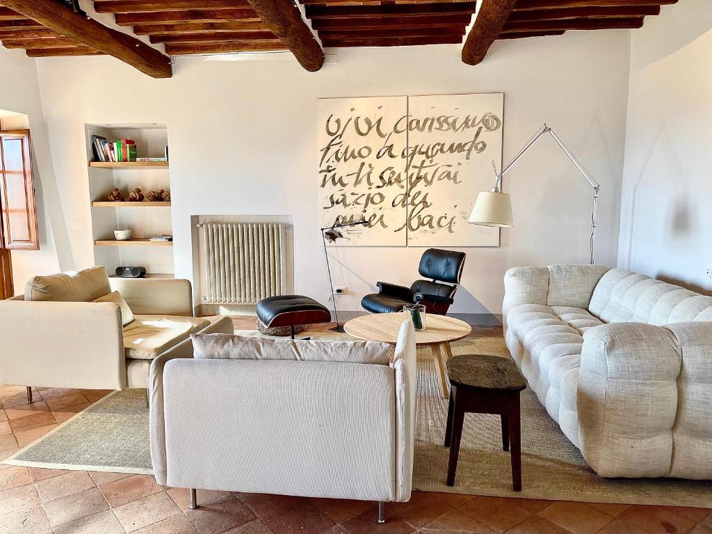 sala de estar con sofá y mesa en Masseria di Matraia, en Matraia