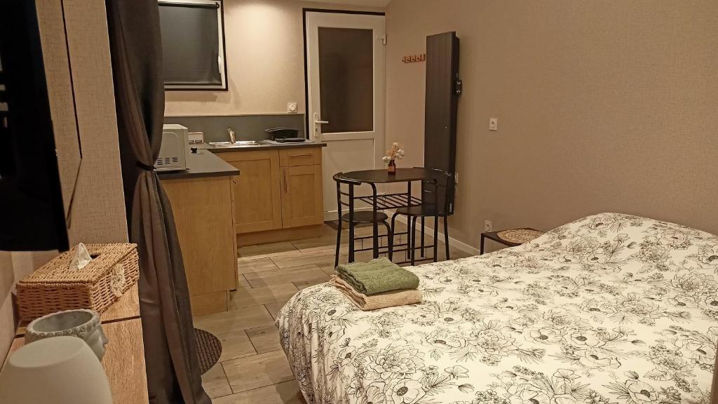 Kleines Zimmer mit einem Bett und einer Küche in der Unterkunft Studio proche circuit Prenois in Prenois