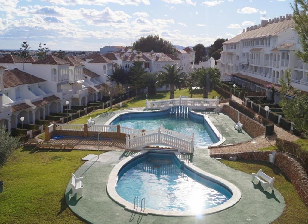 una vista aérea de una piscina en una villa en APCOSTAS - Complejo Al Andalus, en Alcossebre