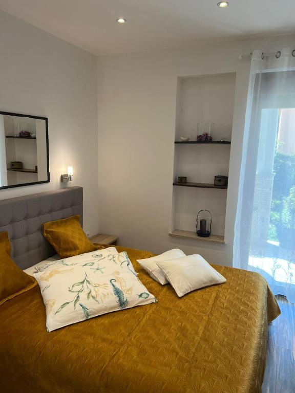 Postel nebo postele na pokoji v ubytování Apartments and Rooms Lorena 236