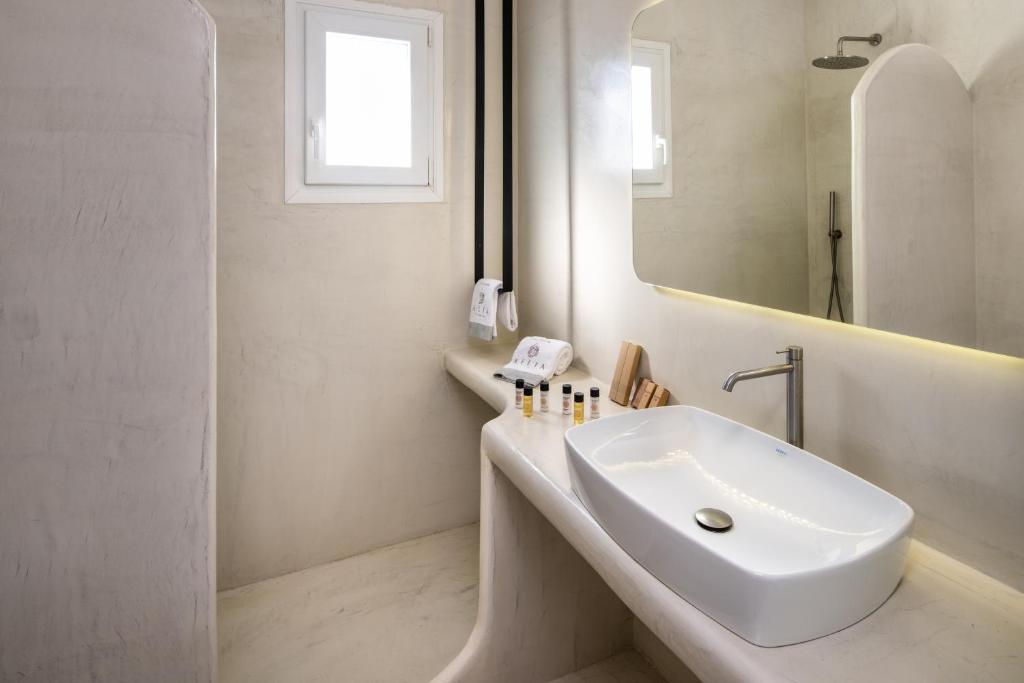 Aelia Luxury Suites - 3